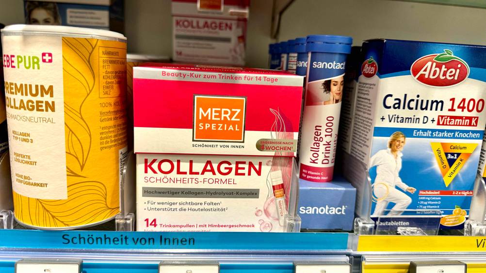 Eine Packung der getesteten Kollagen-Trinkampullen in einem Verkaufsregal neben anderen Produkten.