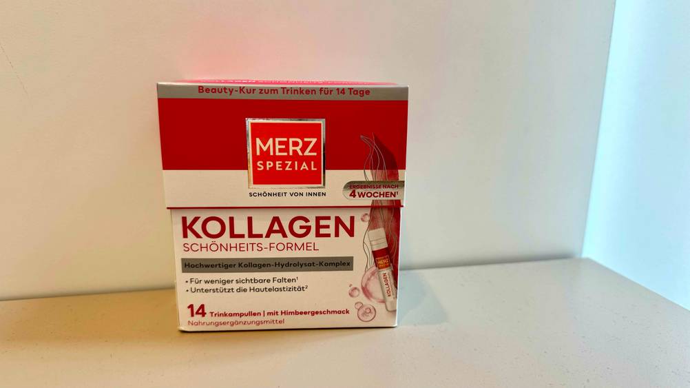 Eine Packung der Kollagen-Trinkampullen im Test vor einer hellen Wand.