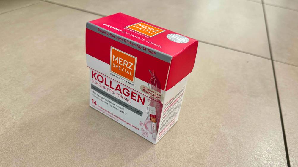 Getestet: Eine Packung Kollagen-Trinkampullen seitlich auf einer Fließenoberfläche.