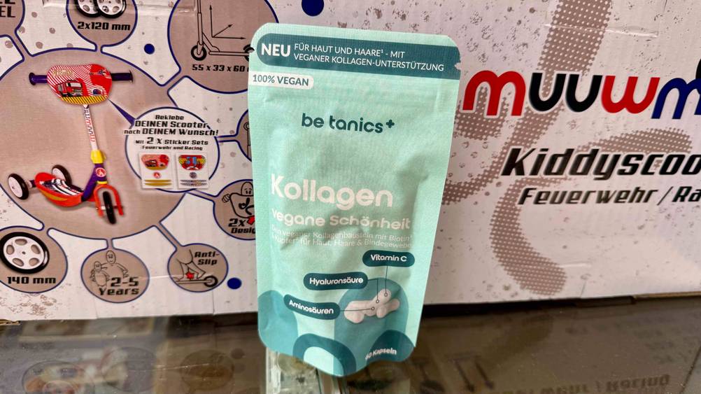 Vor einer Verpackung steht das Kollagen vegan im Test.