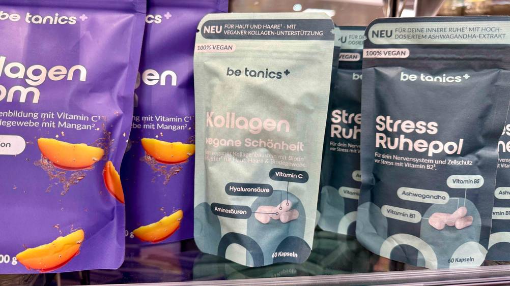 Kollagen vegan im Test: Mehrere Packungen in einem Verkaufsregal neben anderen Produkten.