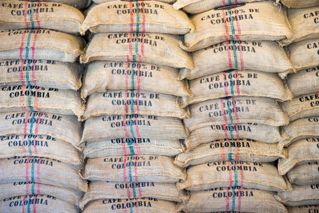 Viele Säcke kolumbianischen Kaffees übereinander gestapelt.