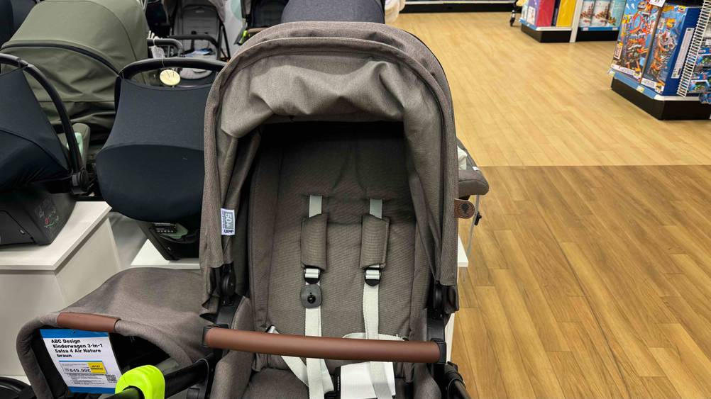 Kombikinderwagen getestet: Nahaufnahme der Gurte im Inneren.