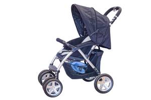 Kombikinderwagen getestet: blauer Buggy vor weißem Hintergrund