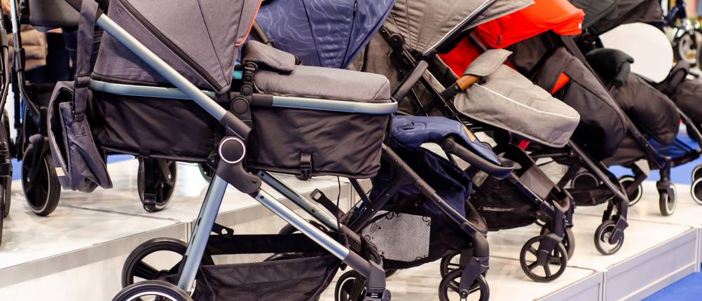 Kombikinderwagen-Test: Verschiedene Kinderwagen auf einer Verkaufsfläche