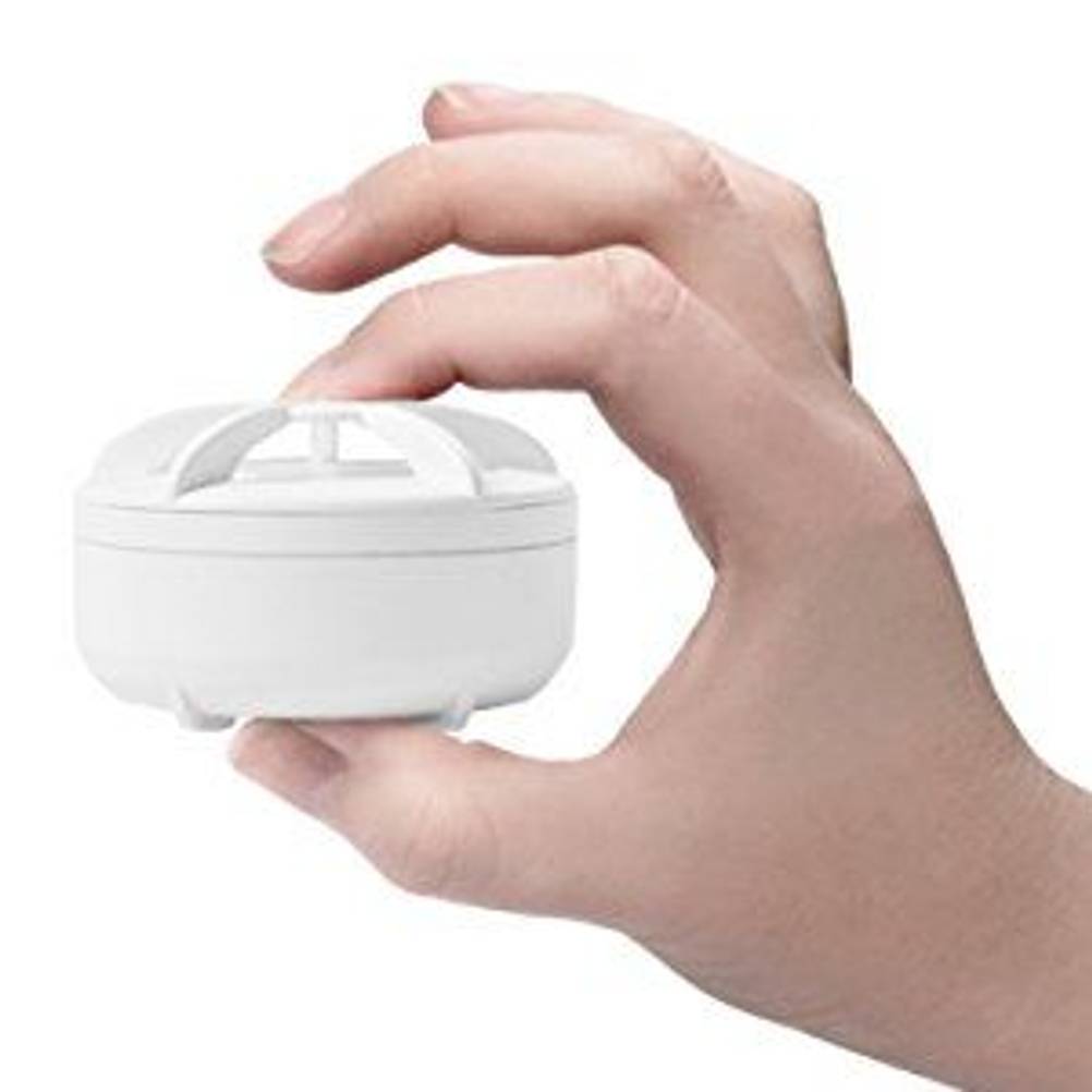 Eine Hand hält einen Mini-Wasseralarm von Cavius