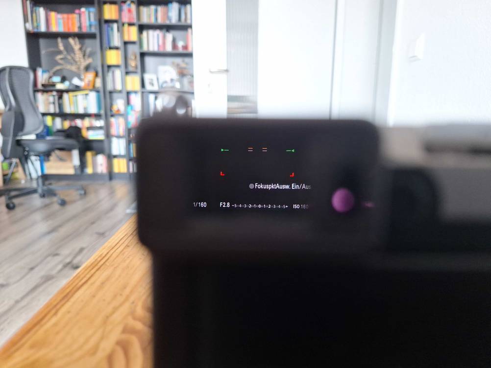 Kompaktkamera mit Sucher getestet: Nahaufnahme des Displays im Inneren des Suchers.