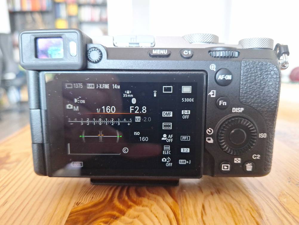 Getestet: Eine Kompaktkamera mit Sucher von hinten mit angeschaltetem Display.