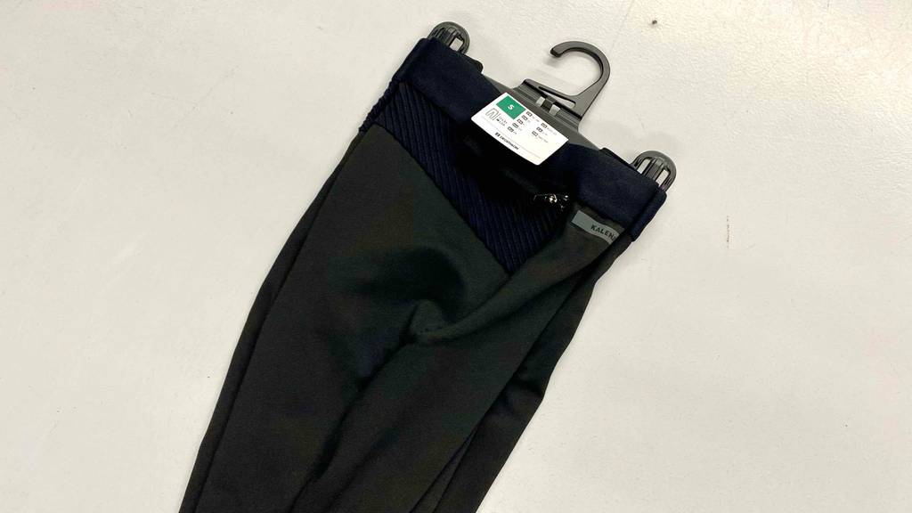 Ein Preisschild ist an einer getesteten Kompressions-Laufhose für Herren befestigt.
