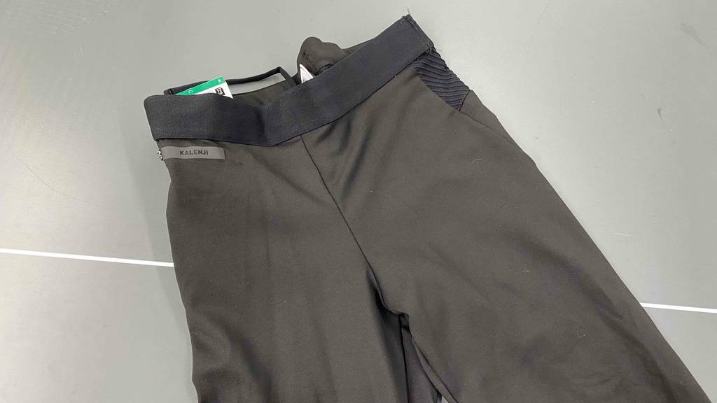 Nahaufnahme einer Kompressions-Laufhose für Herren im Test. 