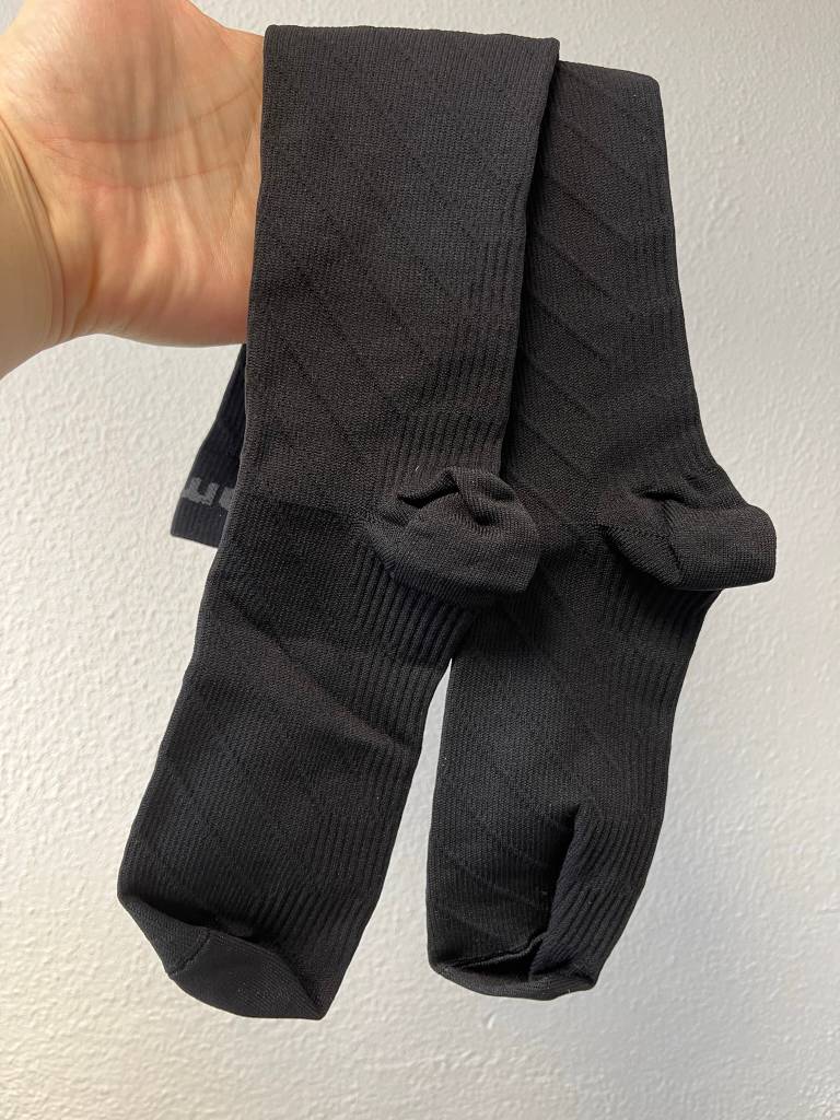 Auf dem Bild: Unisex-Kompressionsstrümpfe der Marke Cambivo mit besonders elastischem und weichem Bündchen. 