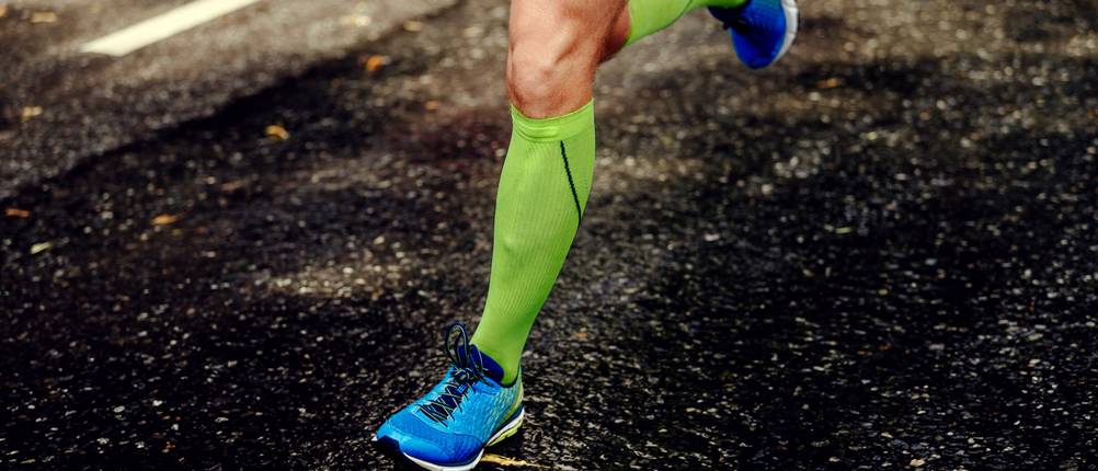Ein Marathonläufer trägt Kompressionsstrümpfe für die Durchblutung.