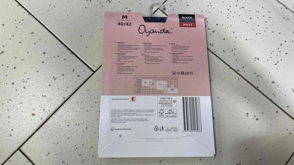 Rückseite von einer Packung getesteter Kompressionsstrumpfhosen.
