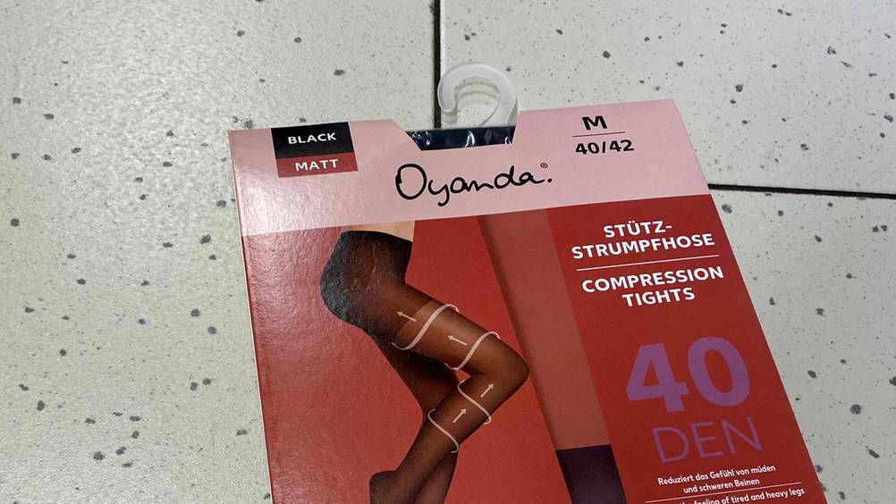 Kompressionsstrumpfhosen getestet: Nahaufnahme der Verpackung mit Logo und Informationen.