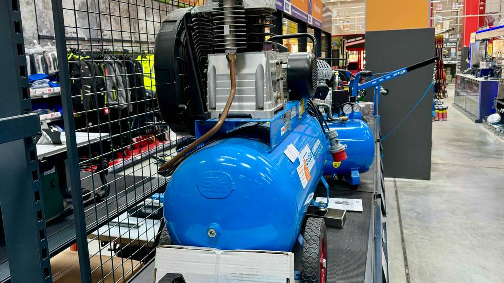 Vorderseite eines getesteten Kompressor 100l in einem Verkaufsregal.