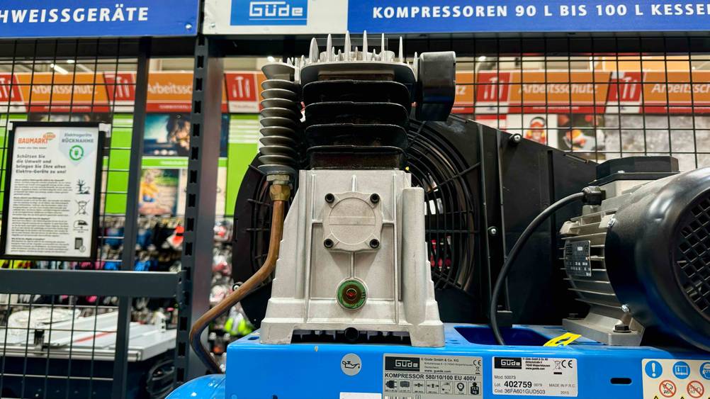 Kompressor 100l getestet: Nahaufnahme des Kurbelgehäuses.