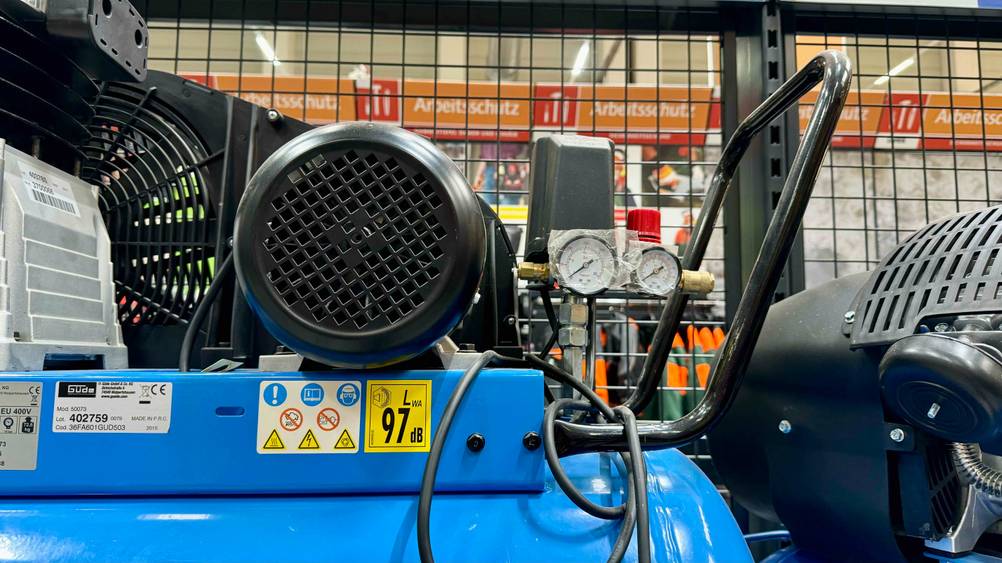 Nahaufnahme des Motors und der Druckventile eines Kompressors 100l im Test.