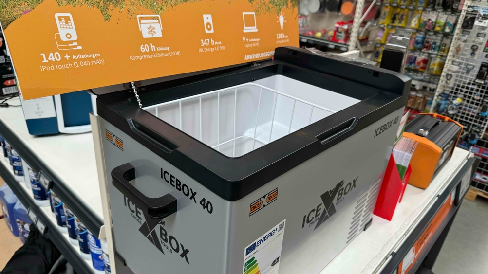 Innenansicht einer getesteten Kompressor Kühlbox mit Gitterbox.