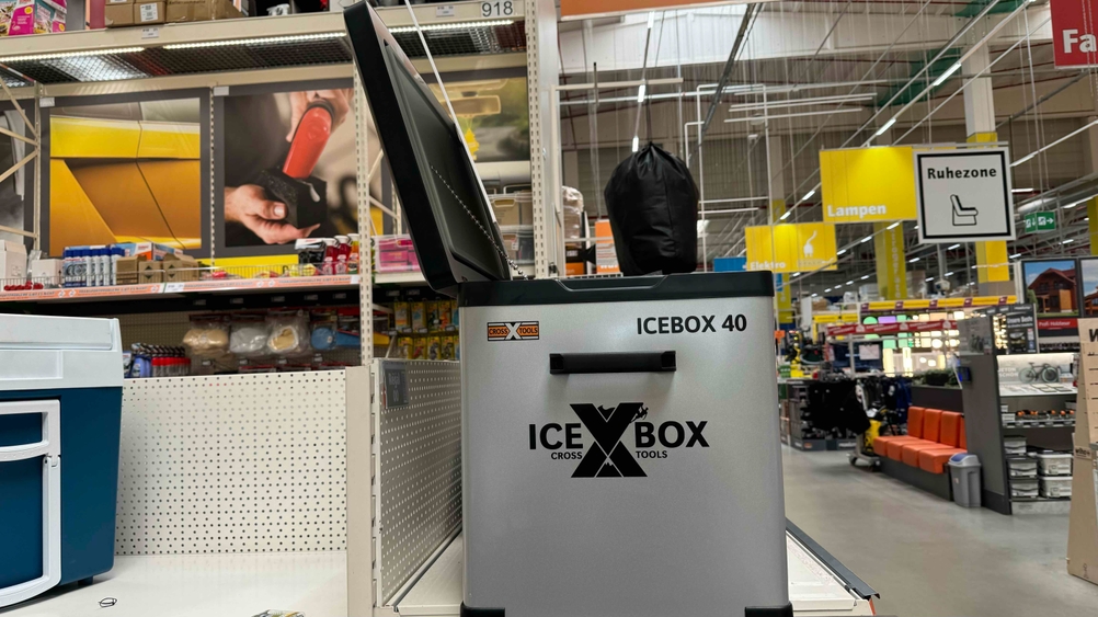 Eine getestete Kompressor Kühlbox von der Seite mit geöffnetem Deckel in einer Verkaufsfläche.