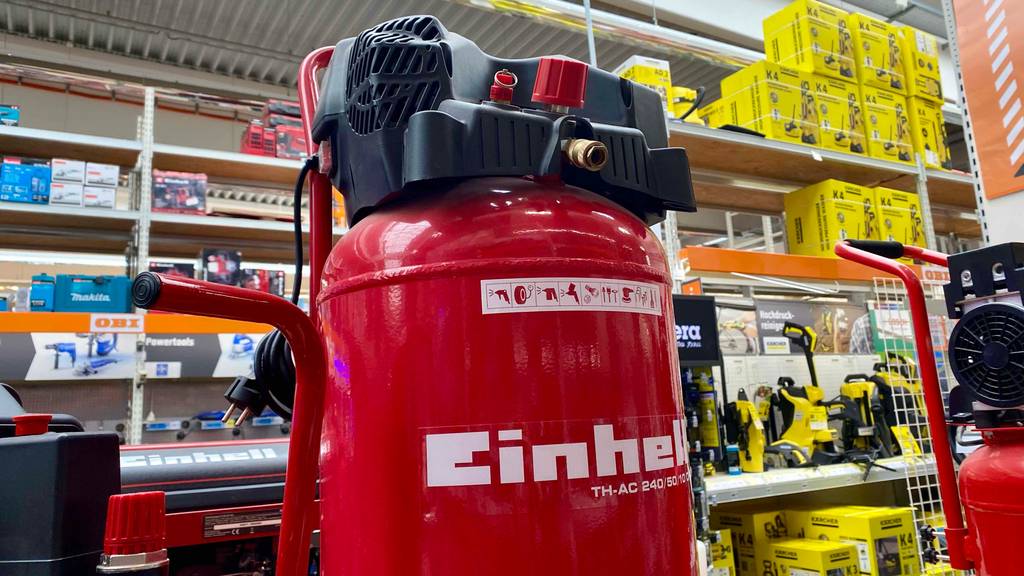 Auf einem getesteten Kompressor stehend ist groß der Name der Marke Einhell aufgedruckt.