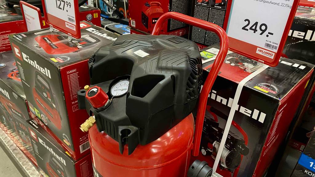 Im Test: Oberer Teil eines stehenden Kompressors in Detailansicht.