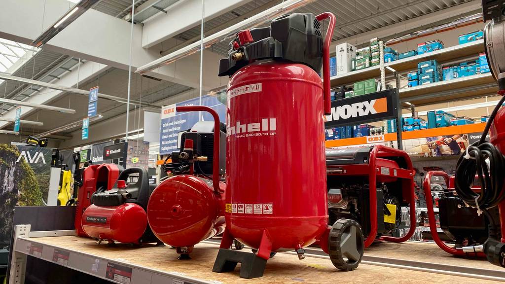 Kompressor stehend im Test: Ein Gerät von seitlich betrachtet steht auf einer Holzplatte.