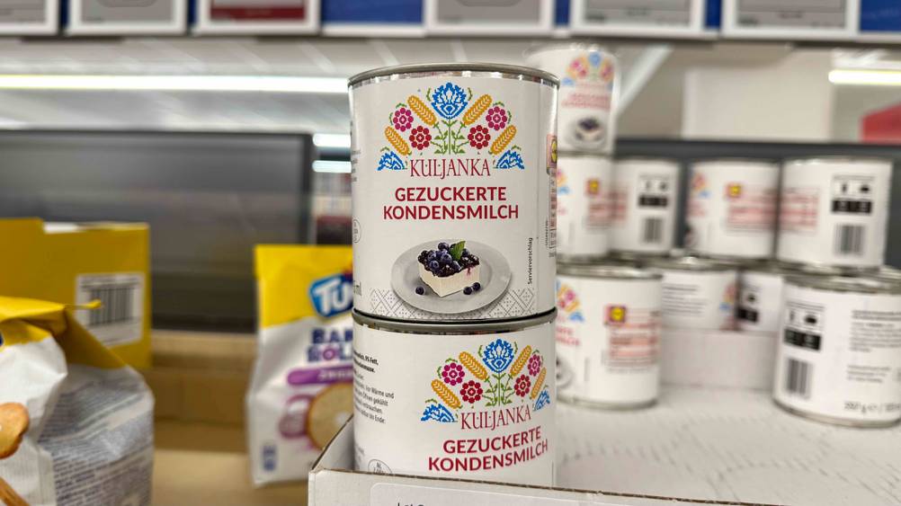 Kondensmilch getestet: Mehrere Dosen übereinander in einem Regal.