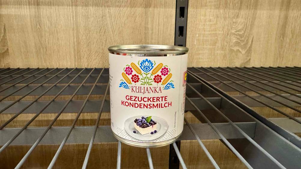 Auf einem Gitter steht eine Dose der getesteten Kondensmilch.