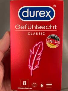 Eine rote Durex Kondom Packung