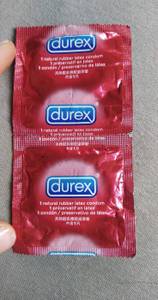 Zwei Durex Kondome in einer roten Verpackung