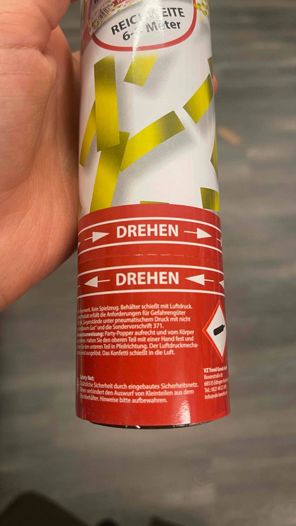 Auf der Konfettikanone im Test steht groß die Anleitung zum öffnen.