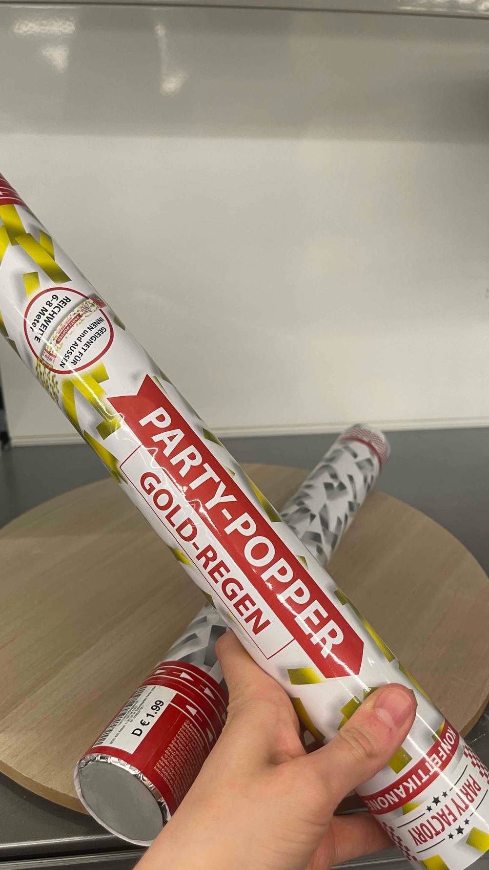 Konfettikanone im Test: Auf der Verpackung ist die Farbe angegeben.