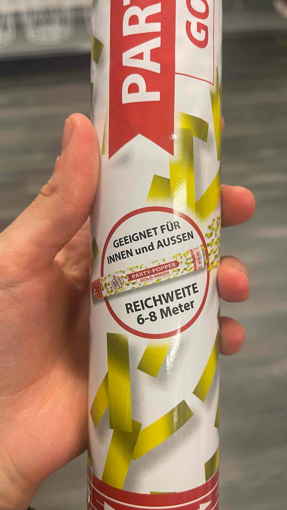 Auf der Verpackung einer Konfettikanone im Test sind Hinweise zur Anwendung.