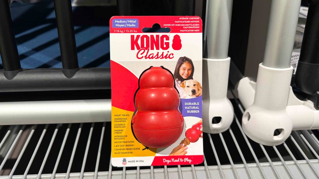 Auf dem Kartonblister eines getesteten robusten Hundespielzeugs stehen Informationen zu Funktionen.