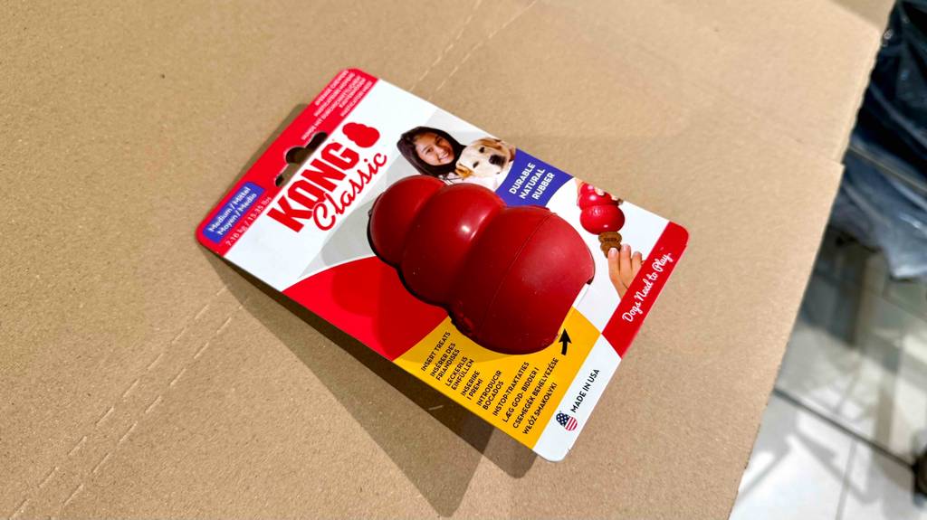 Detailansicht eines verpackten robusten Hundespielzeugs im Test.
