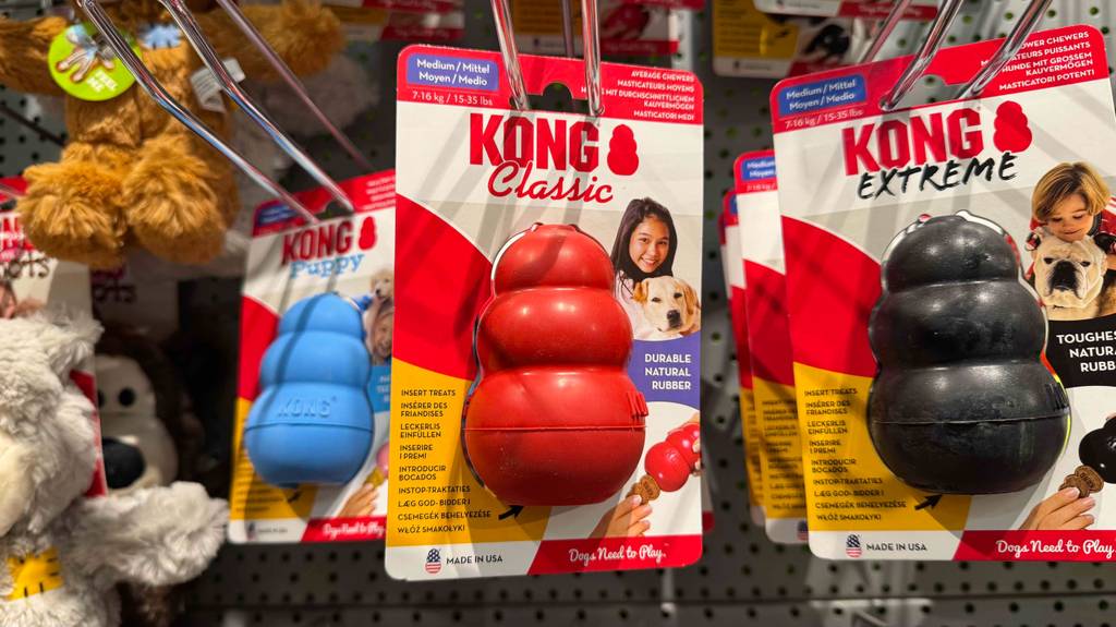 Robustes Hundespielzeug im Test: Mehrere Packungen unterschiedlicher Modelle hängen in einem Regal.