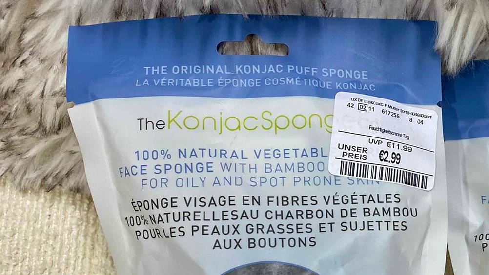 Nahaufnahme der Informationen auf der Originalverpackung des getesteten Konjac-Schwamms.