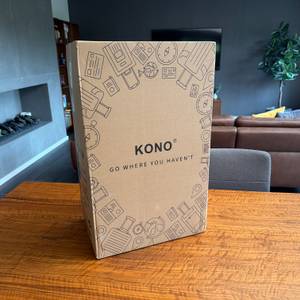 Der Karton des Kono K1871L PK 20 steht auf einem Tisch
