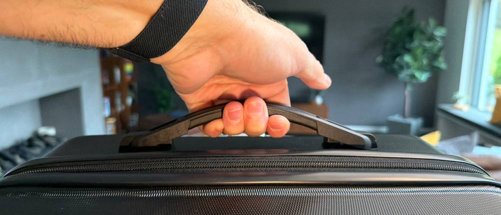 Eine Hand hebt den Kono K1871L PK 20 am Griff hoch