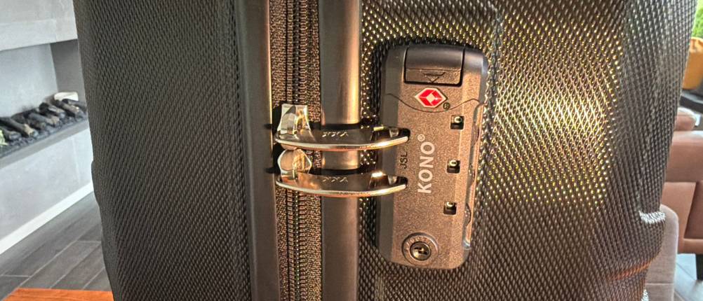 Die Reißverschlüsse des Kono K1871L PK 20 sind im Kofferschloss befestigt