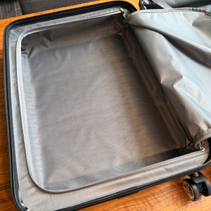 Ein Teil vom Innenraum des Kono K1871L PK 20 ist geöffnet