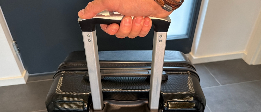 Eine Hand hält den Griff des Kono K1871L PK 20 fest