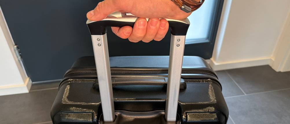 Eine Hand hält den Griff des Kono K1871L PK 20 fest