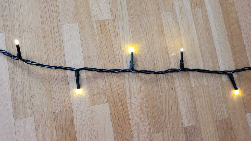 Detailansicht der leuchtenden Lichter einer LED-Weihnachtsbeleuchtung im Test.
