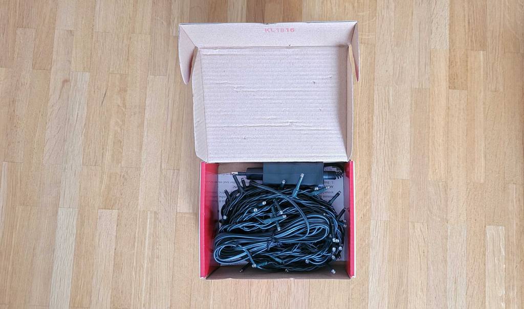 Eine LED-Weihnachtsbeleuchtung liegt zum testen in ihrer Originalverpackung.