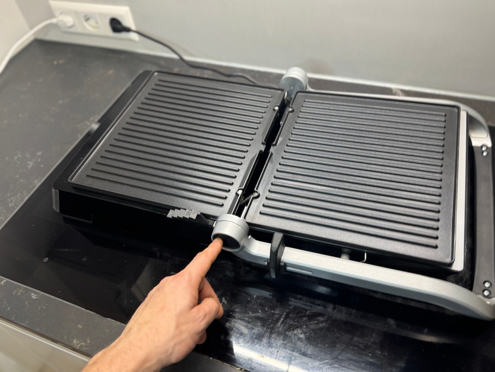Der getestete Kontaktgrill von Philips aufgeklappt.