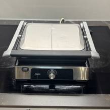 Der getestete Kontaktgrill von Philips auf einem Herd.