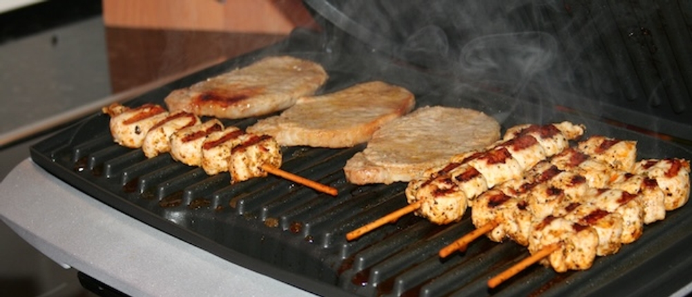 Kontaktgrill im Test: Auf einem Kontaktgrill werden verschiedene Arten Fleisch gegrillt.