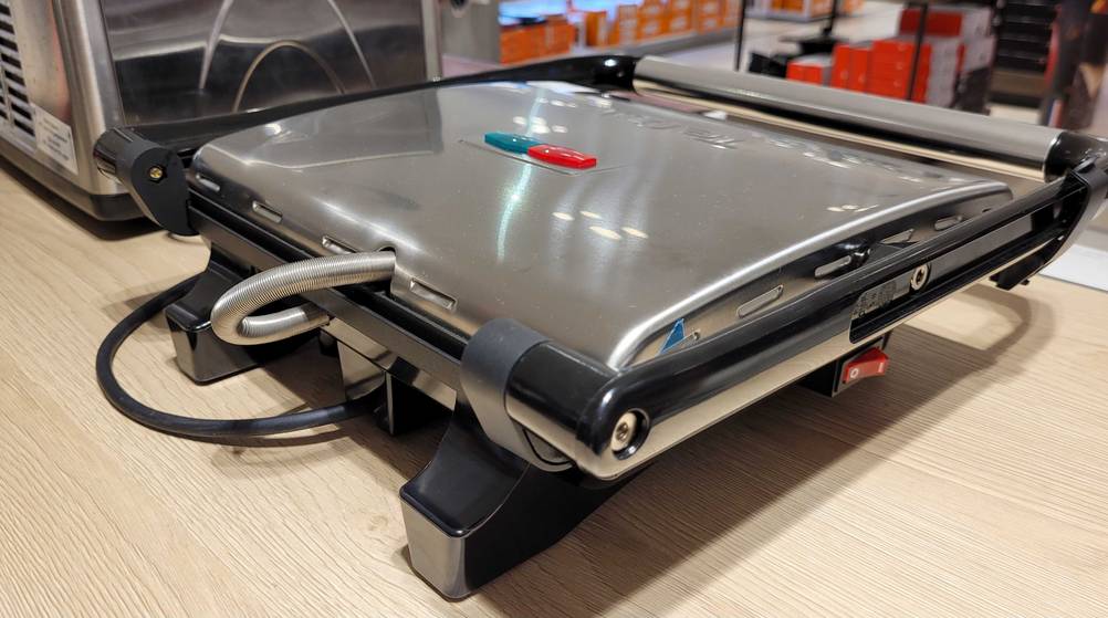 Kontaktgrill-Test: Blick auf die Konstruktion eines Geräts von schräg hinten.