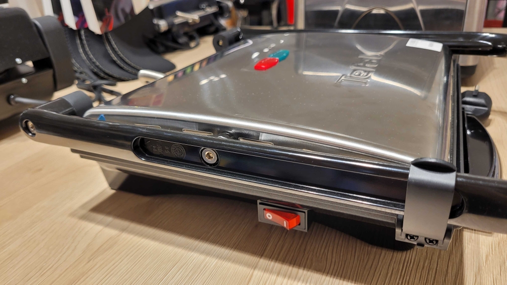 Blick auf die Seite und den Power-Schalter eines getesteten Kontaktgrills.